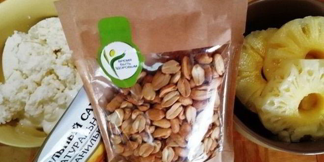 Рецепт дрожжевой рулет с творогом, арахисом и ананасами