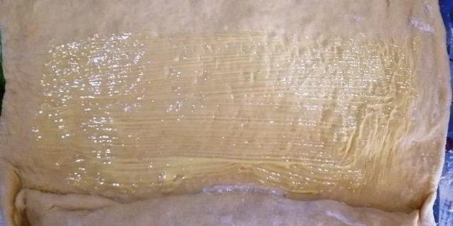 Рецепт дрожжевой рулет с творогом, арахисом и ананасами