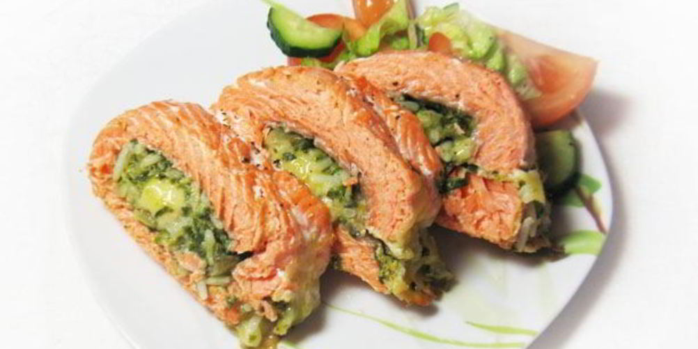 Как приготовить фаршированный рулет из семги с рисом и шпинатом