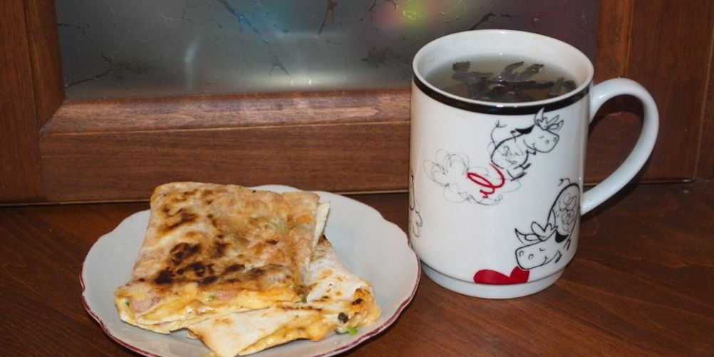 Как приготовить горячие рулетики из лаваша