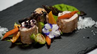 Рецепт Куриный рулет с грибами на пюре из зеленого горошка