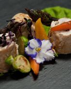 Куриный рулет с грибами на пюре из зеленого горошка