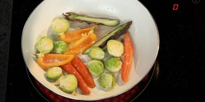 Рецепт куриный рулет с грибами на пюре из зеленого горошка