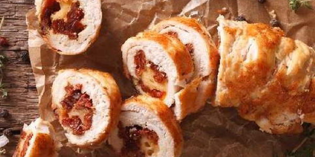 Как приготовить куриный рулет со сладким перцем и солеными огурцами