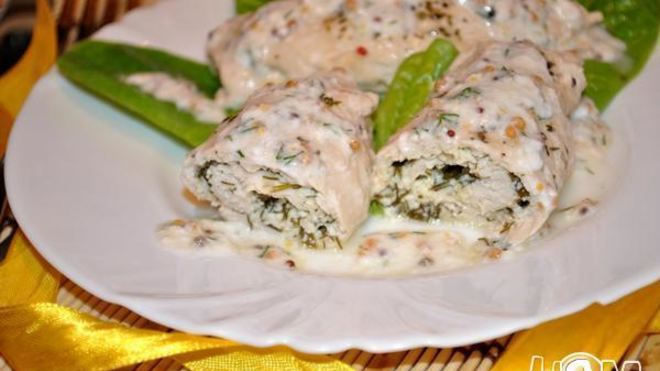 Рецепт Куриные рулетики с творогом под йогуртовым соусом