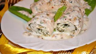Рецепт Куриные рулетики с творогом под йогуртовым соусом