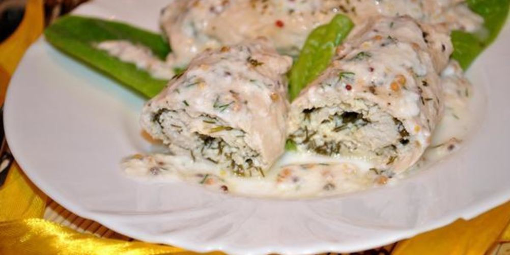 Как приготовить куриные рулетики с творогом под йогуртовым соусом