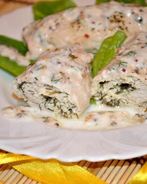 Куриные рулетики с творогом под йогуртовым соусом