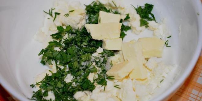 Рецепт куриные рулетики с творогом под йогуртовым соусом