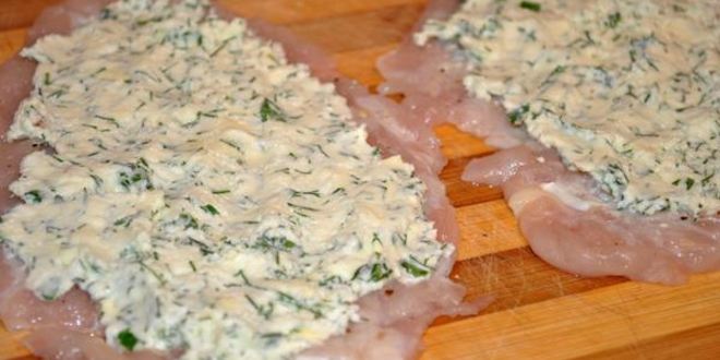 Рецепт куриные рулетики с творогом под йогуртовым соусом