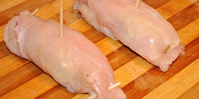 Рецепт куриные рулетики с творогом под йогуртовым соусом