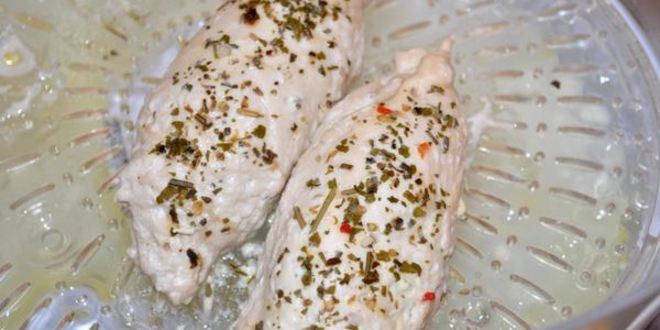 Рецепт куриные рулетики с творогом под йогуртовым соусом