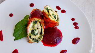 Рецепт Куриные рулетики со сливочным шпинатом и хрустящим беконом