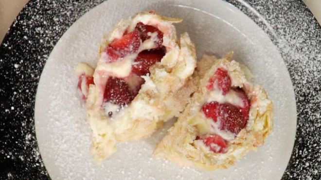 Рецепт Меренговый рулет с клубникой