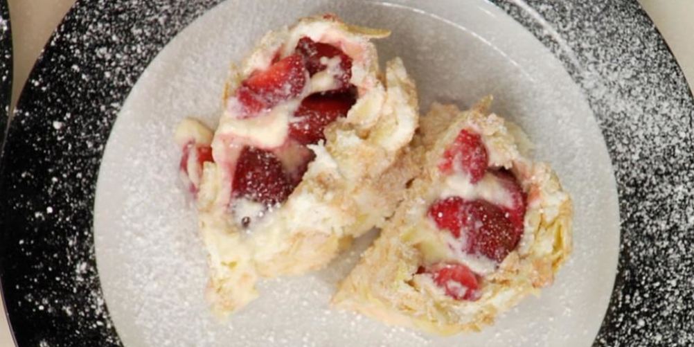 Как приготовить меренговый рулет с клубникой