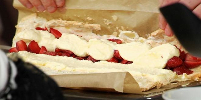 Рецепт меренговый рулет с клубникой