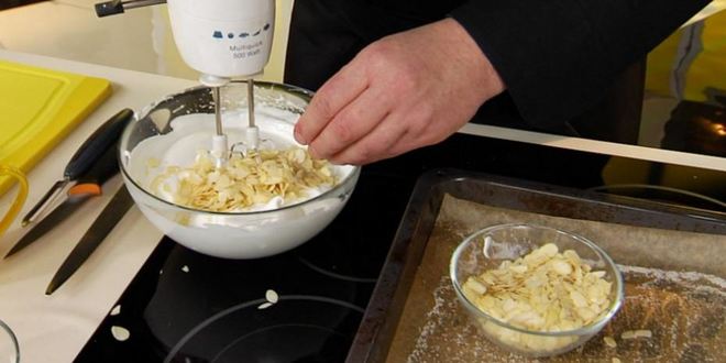 Рецепт меренговый рулет с клубникой