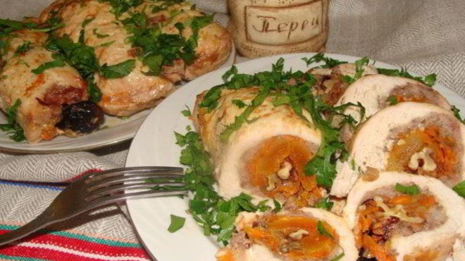 Рецепт Мясной рулет с сухофруктами