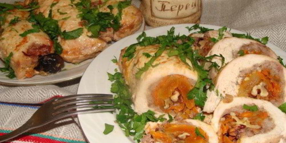 Как приготовить мясной рулет с сухофруктами
