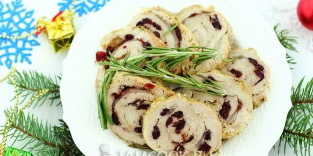 Как приготовить мясной рулет с вяленой клюквой
