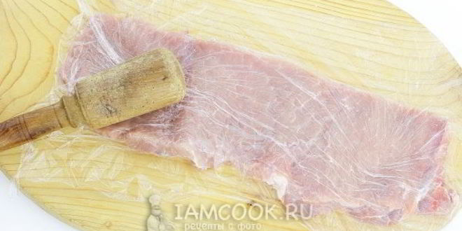 Рецепт мясной рулет с вяленой клюквой
