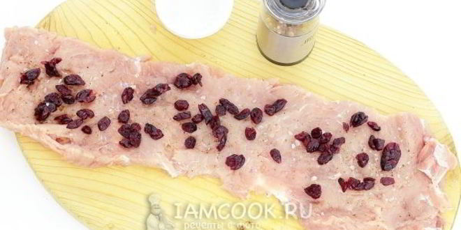 Рецепт мясной рулет с вяленой клюквой
