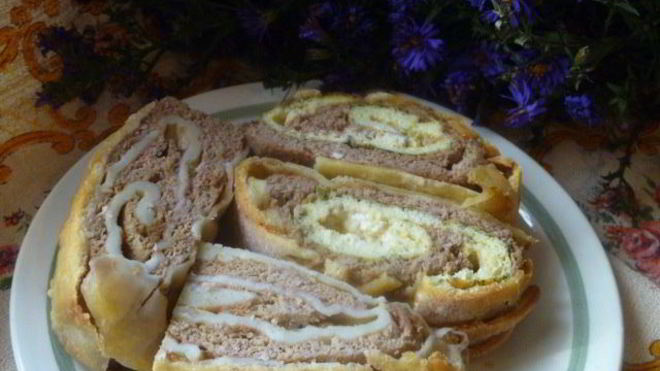 Рецепт Мясной рулет в тесте Два из одного