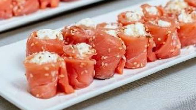 Рецепт Нежные рулетики из семги с сыром