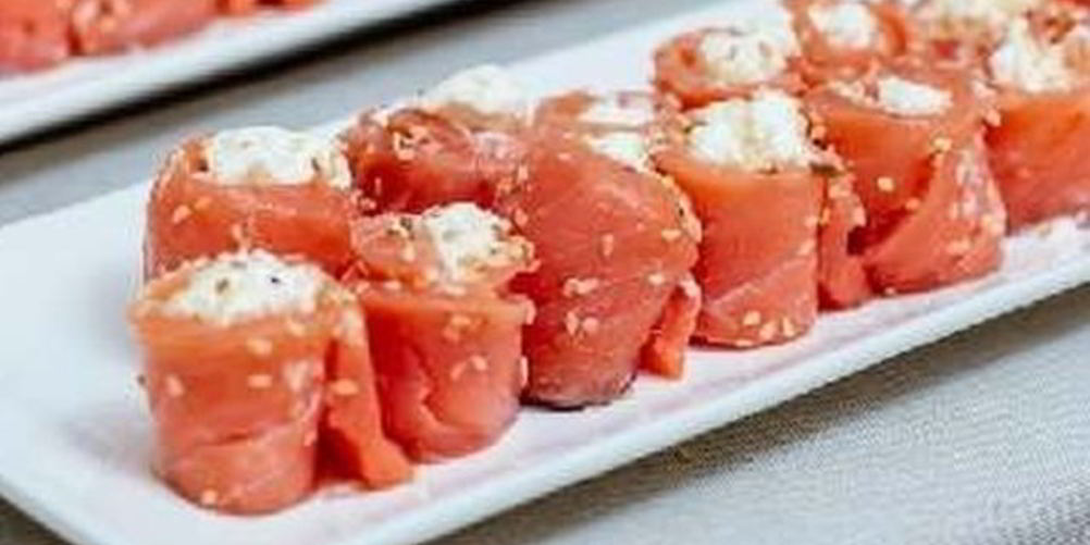 Как приготовить нежные рулетики из семги с сыром