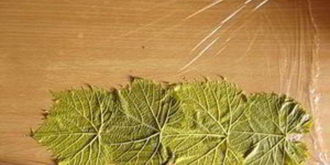 Рецепт рулет из индейки в виноградных листьях, фаршированный рисом и баклажанами