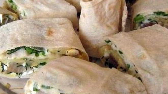 Рецепт Рулет из лаваша с копченой куриной грудкой