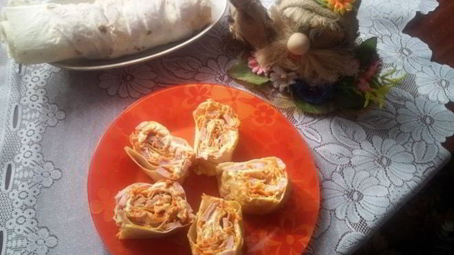 Рецепт Рулет из лаваша с сыром, ветчиной и морковкой