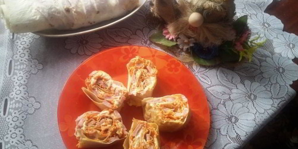 Как приготовить рулет из лаваша с сыром, ветчиной и морковкой
