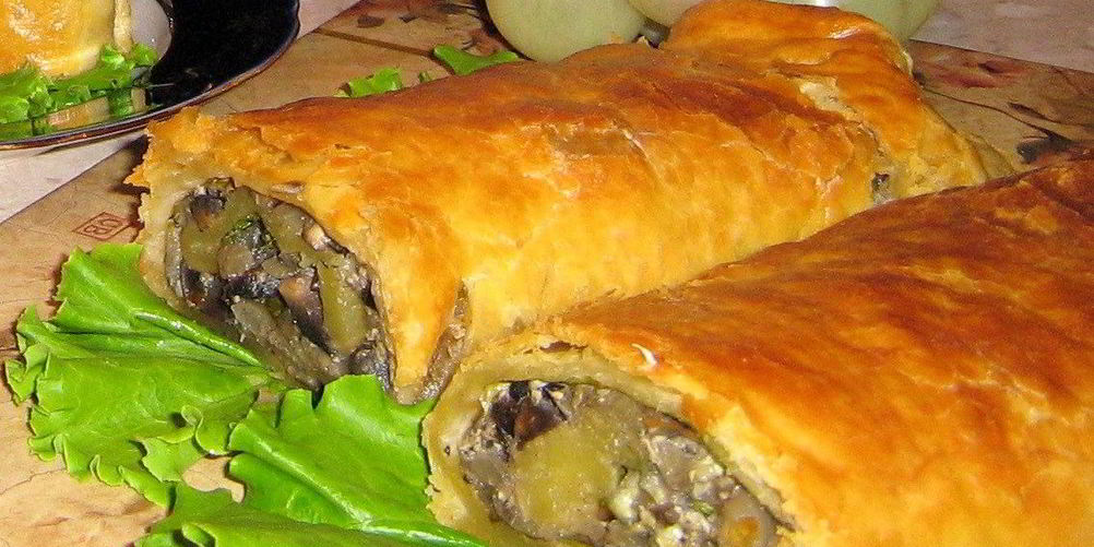 Как приготовить рулет из слоеного теста с курицей и грибами