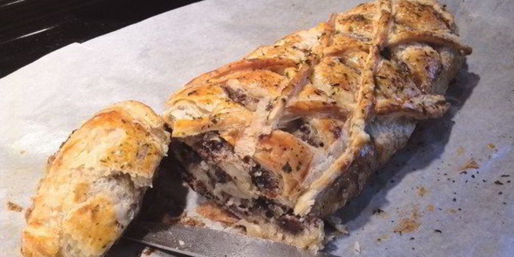 Рецепт рулет из слоеного теста с курицей и грибами