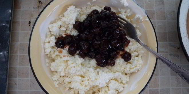 Рецепт рулет с творогом и вишней