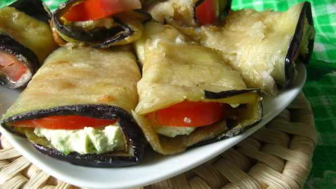 Рецепт Рулетики из баклажан с домашним сыром и помидорами