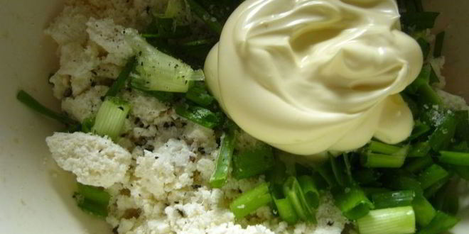 Рецепт рулетики из баклажан с домашним сыром и помидорами