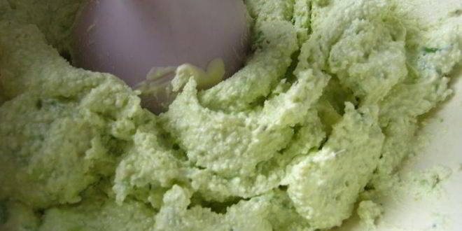 Рецепт рулетики из баклажан с домашним сыром и помидорами