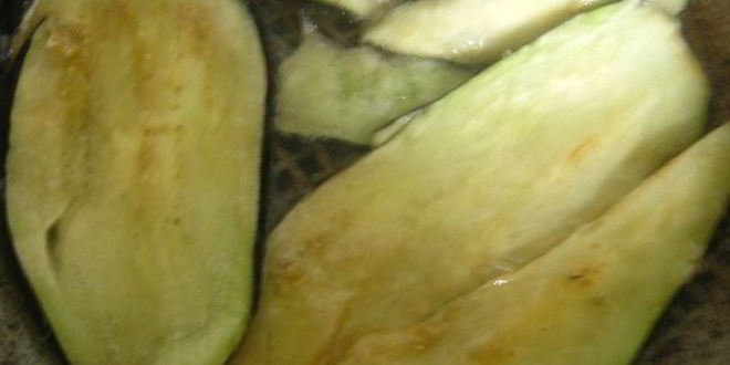 Рецепт рулетики из баклажан с домашним сыром и помидорами