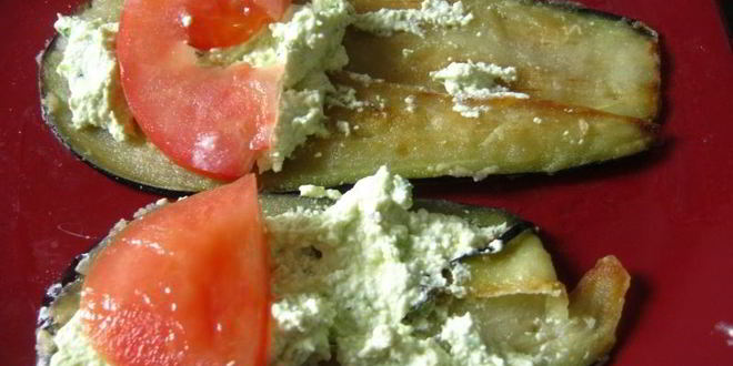 Рецепт рулетики из баклажан с домашним сыром и помидорами