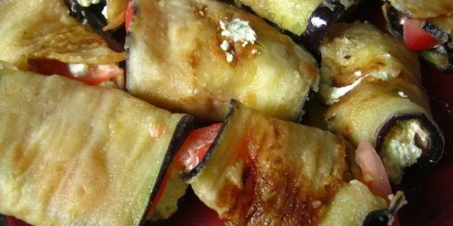 Рецепт рулетики из баклажан с домашним сыром и помидорами