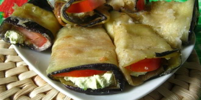 Рецепт рулетики из баклажан с домашним сыром и помидорами