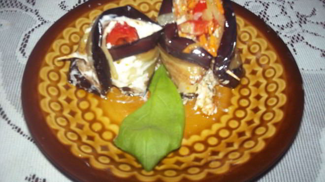 Рецепт Рулетики из баклажана с овощной начинкой