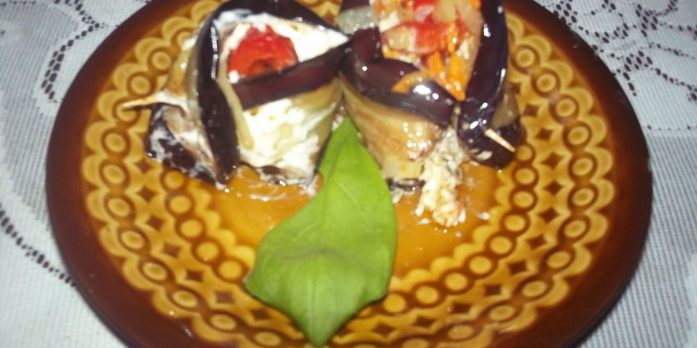 Как приготовить рулетики из баклажана с овощной начинкой