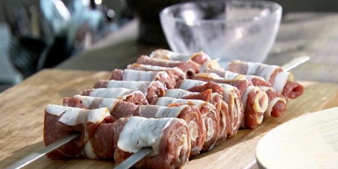 Рецепт рулетики из говядины и бекона