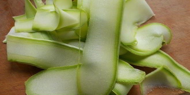 Рецепт рулетики из кабачков с утиной грудкой в духовке