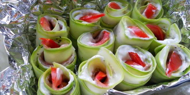 Рецепт рулетики из кабачков с утиной грудкой в духовке