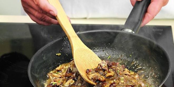 Рецепт рулетики из цесарки с грибами