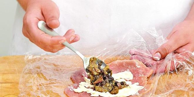 Рецепт рулетики из цесарки с грибами